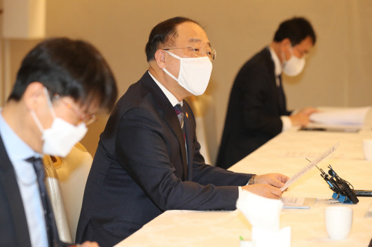 홍남기 경제부총리가 17일 정부서울청사에서 열린 제17차 부동산시장 점검 관계장관회의를 주재하고 있다. 연합뉴스